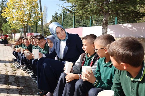 Vali Yiğitbaşı, Gelenekten Geleceğe Sağlıklı Nesiller Projesini Kapsamında Öğrencilere Tarhana Dağıttı